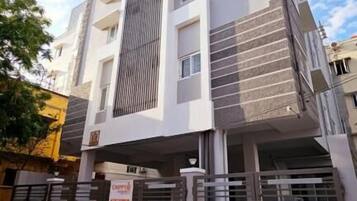 Familie appartement, balkon, uitzicht op stad | Exterieur