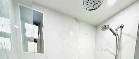 Douche, séchoir à cheveux, serviettes fournies, savon
