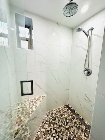 シャワー、ヘアドライヤー、タオル、石鹸. Modern Cozy Home | Free Parking | Close to Downtown & Beach