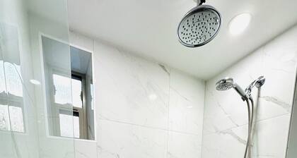 Modern Cozy Home | Free Parking | Close to Downtown & Beach