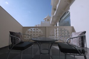 Deluxe Double Room | Outdoor dining - Bhanfort Palace Hotel & Resort (Rithola)