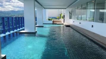 Kolam renang outdoor, dengan pengawal renang di properti