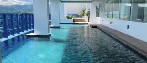 Una piscina al aire libre, guardavidas en la propiedad