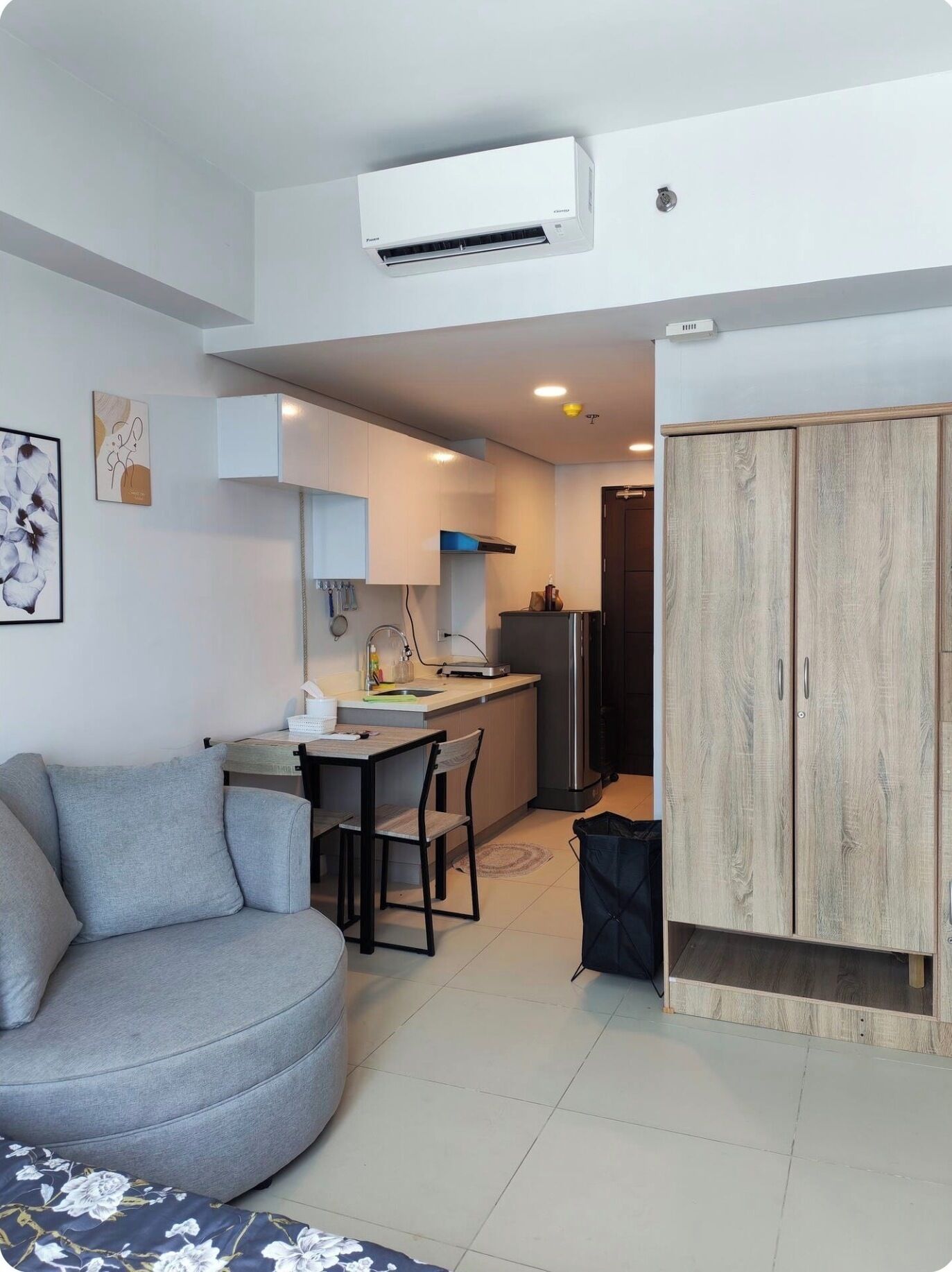 Luxury Condo, City View | Ruang tamu | 55 inci sebuah televisyen pintar dengan satelit, Netflix 