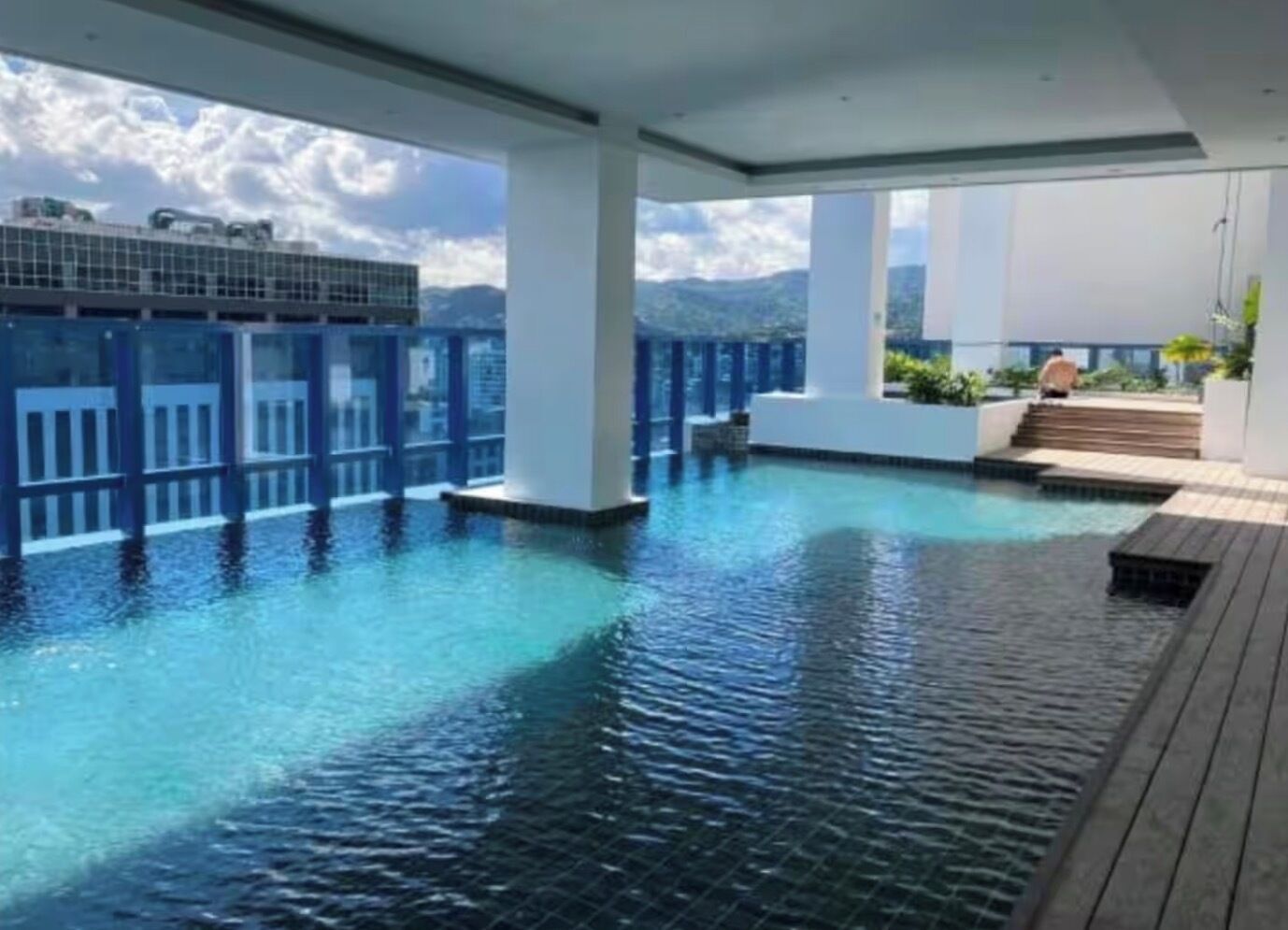Outdoor pool, lifeguards on site