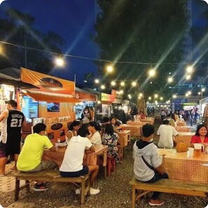 Outdoor dining - Luxury Studio 38 Park Ave (Cebu City)