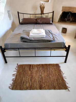 Iron/ironing board, Internet, bed sheets, wheelchair access - Artemis cottage room 1 (Mikonos)