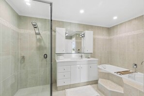 Shower, hair dryer, towels, shampoo - Rhapsody by Coast Hosting (Terrigal)