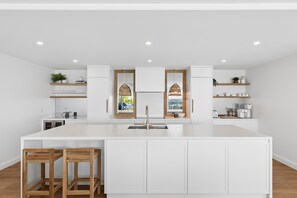 Fridge, microwave, oven, stovetop - Rhapsody by Coast Hosting (Terrigal)