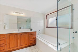 Shower, towels, shampoo - Bella Monte by Coast Hosting (Copacabana)