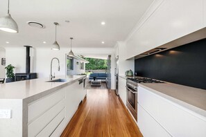 Fridge, microwave, stovetop, dishwasher - Forresters Lodge | 5 Mins to Beach (Forresters Beach)