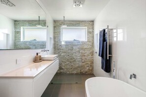 Shower, hair dryer, towels, shampoo - Forresters Lodge | 5 Mins to Beach (Forresters Beach)