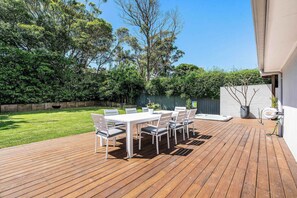 Outdoor dining - Forresters Lodge | 5 Mins to Beach (Forresters Beach)