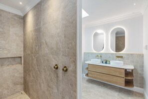 Shower, hair dryer, towels, shampoo - The Oasis by Coast Hosting (Umina Beach)