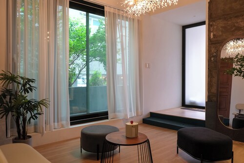 6 Guests · 2BR Apartment Near Lotte World Tower
