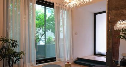 6 Guests · 2BR Apartment Near Lotte World Tower