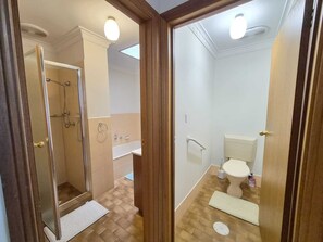 Hair dryer, towels, soap, toilet paper - Quiet Family Home Near Adelaide CBD | Myrtle Bank (Myrtle Bank)