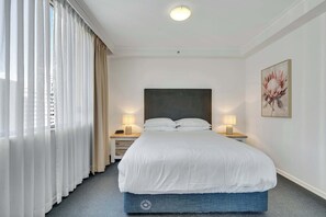 Tabla de planchar con plancha, wifi y ropa de cama 