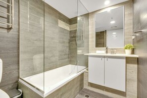 Shower, hair dryer, towels, shampoo - Bright Modern CBD Apartment Parking, Pool & Gym (Brisbane City)