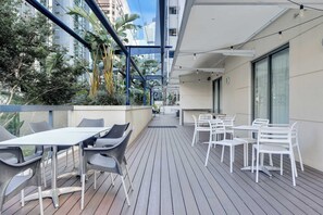 Outdoor dining - Bright Modern CBD Apartment Parking, Pool & Gym (Brisbane City)