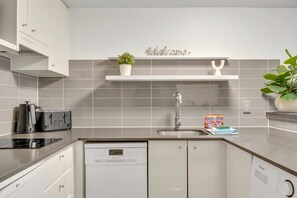 Fridge, microwave, oven, stovetop - Bright Modern CBD Apartment Parking, Pool & Gym (Brisbane City)