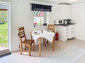 Kühlschrank, Mikrowelle, Kochgeschirr/Geschirr/Besteck