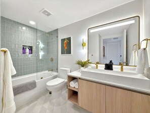 Hair dryer, towels, soap, shampoo - Cozy Studio Apartment in Downtown (Miami)