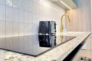 Coffee/tea maker, fridge, microwave, oven - Stunning Studio Apt In The Heart of Miami (Miami)