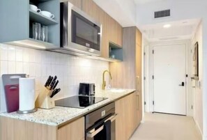Coffee/tea maker, fridge, microwave, oven - Stunning Studio Apt In The Heart of Miami (Miami)