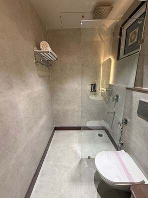 Superior Double Room | Bathroom | Shower, hair dryer, towels, soap - Hotel Satnam (Haridwar)