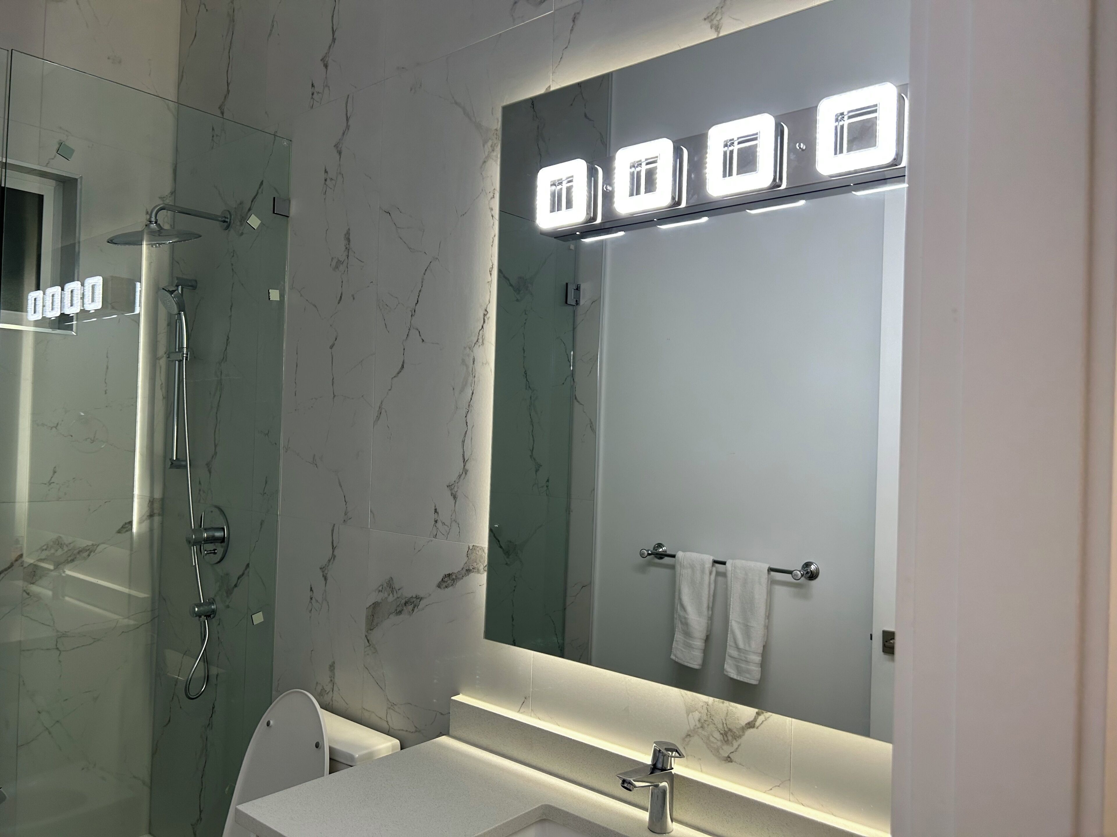 Dusche, Haartrockner, Handtücher, Seife