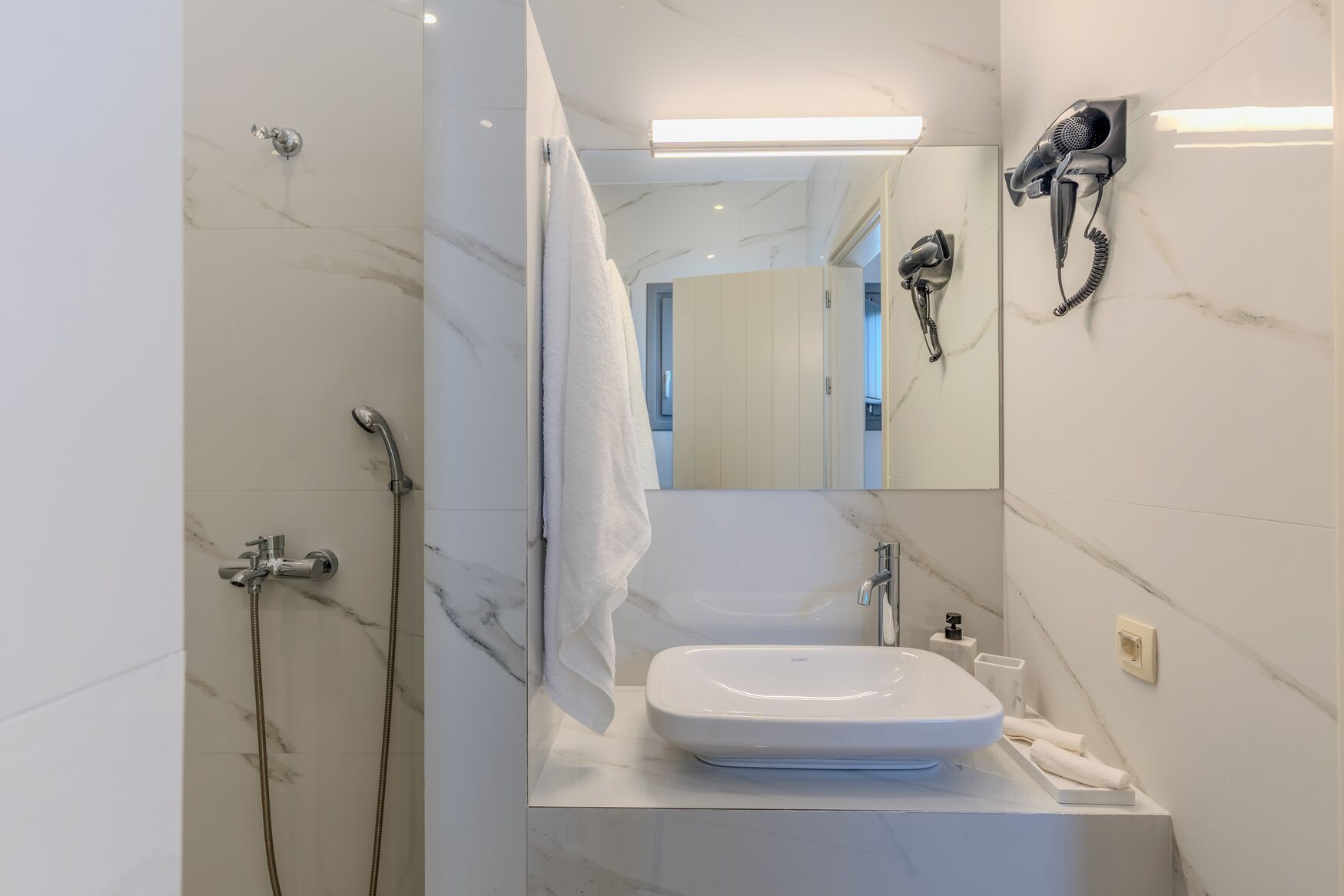 Ground Floor Standard Double  | Salle de bain | Douche, sèche-cheveux, serviettes fournies, savon