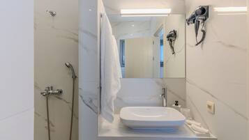 Ground Floor Standard Double | Salle de bain | Douche, sĂšche-cheveux, serviettes fournies, savon