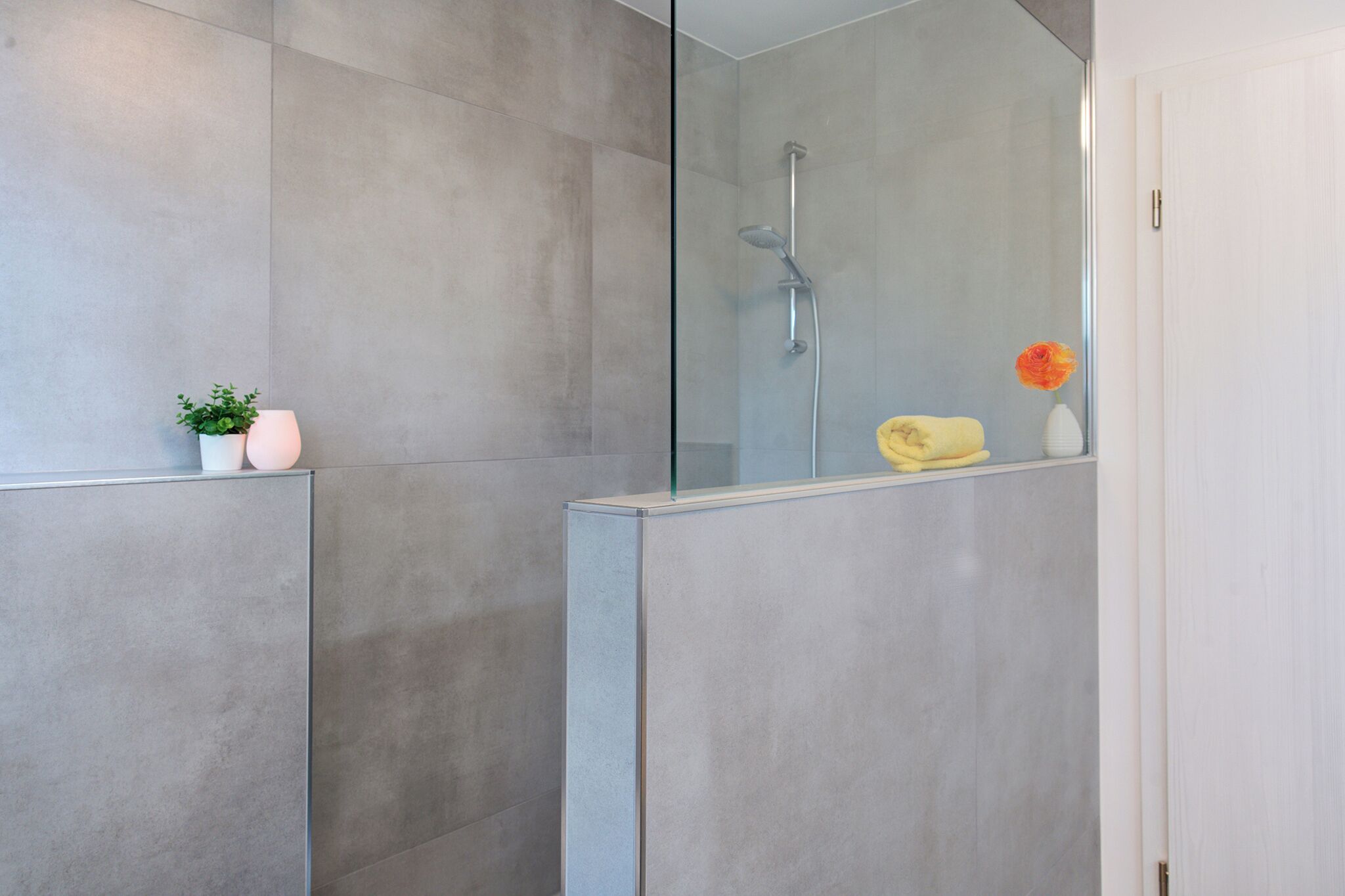 Dusche, Haartrockner, Handtücher, Toilettenpapier