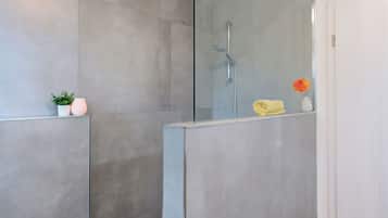 Dusche, Haartrockner, Handtücher, Toilettenpapier