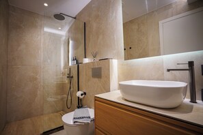 Bruser, hårtørrer, bidet, håndklæder