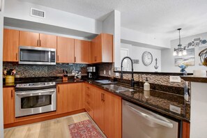 Fridge, microwave, oven, stovetop - Moorings Pool Overview Resort (Lantana)
