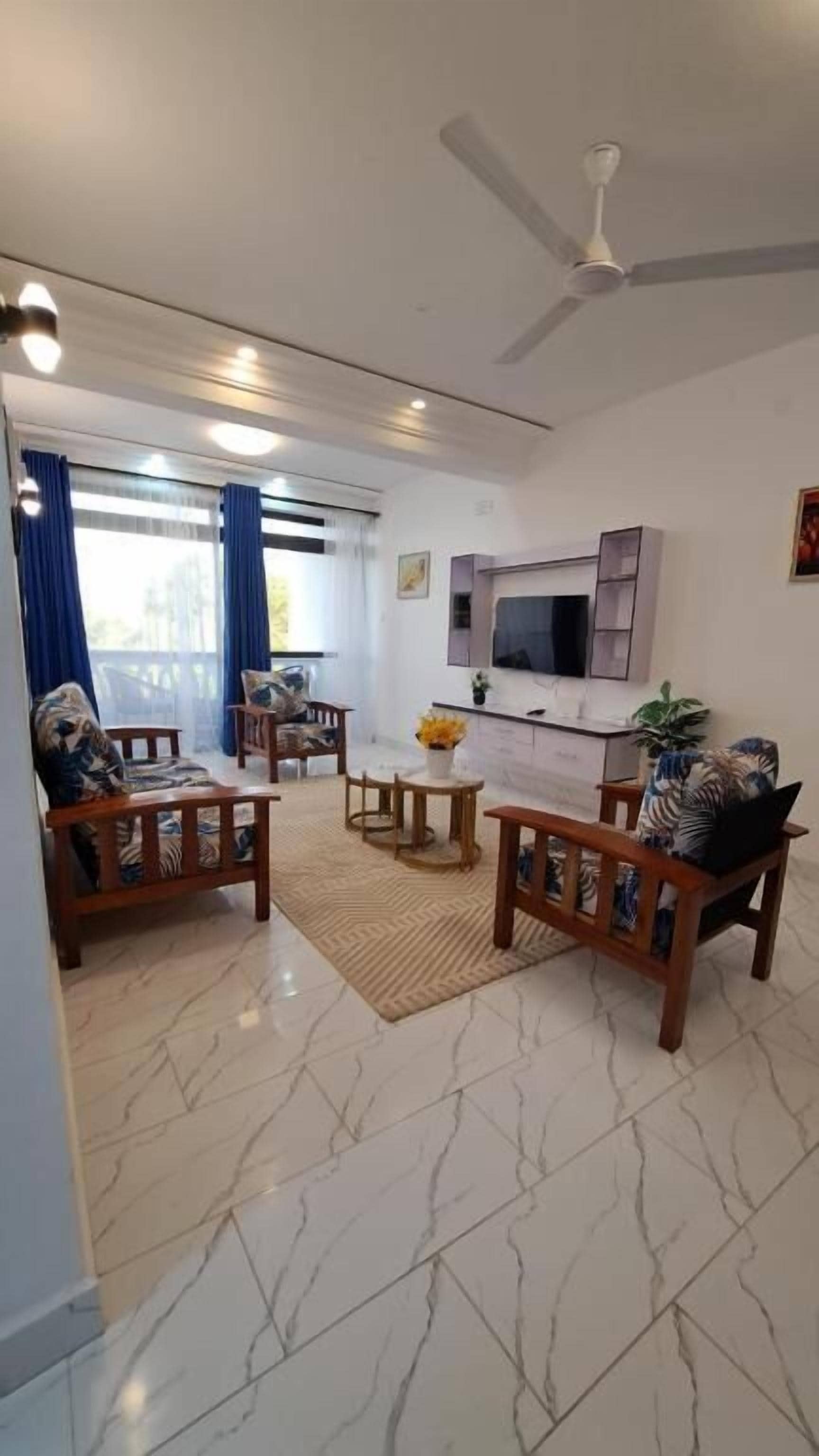 Departamento Deluxe, balcón, vista a la ciudad | Área de sala de estar | Smart TV de 32 pulgadas con canales digitales 