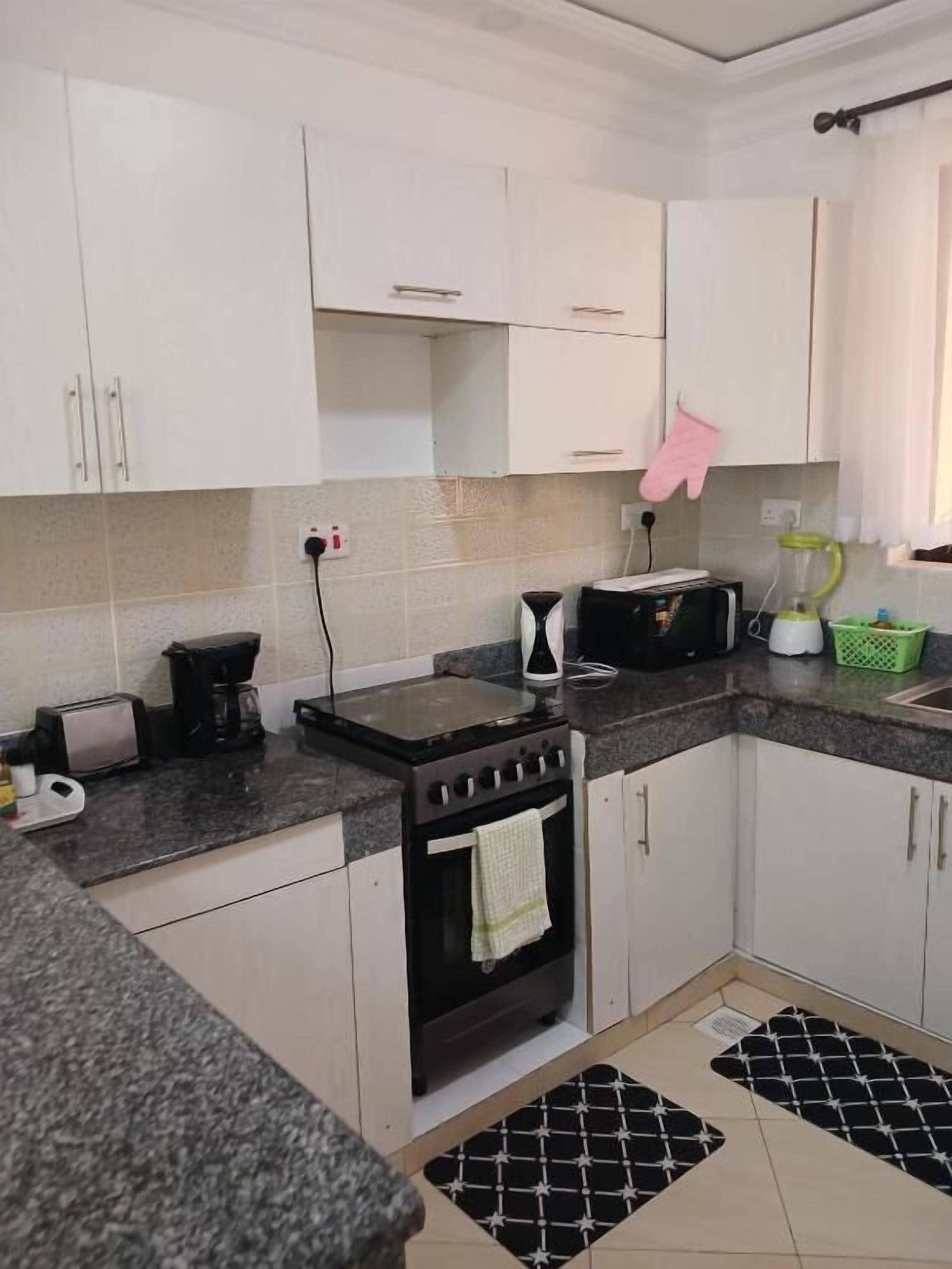 Apartament Comfort, balcó, vistes a la ciutat | Cuina privada | Frigorífic, microones i utensilis de cuina, vaixella i coberteria 