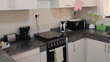 Apartament Comfort, balcó, vistes a la ciutat | Cuina privada | Frigorífic, microones i utensilis de cuina, vaixella i coberteria