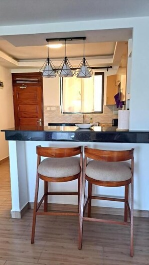 Deluxe Apartment, Balcony, City View | Dapur peribadi | Peti sejuk, ketuhar gelombang mikro 