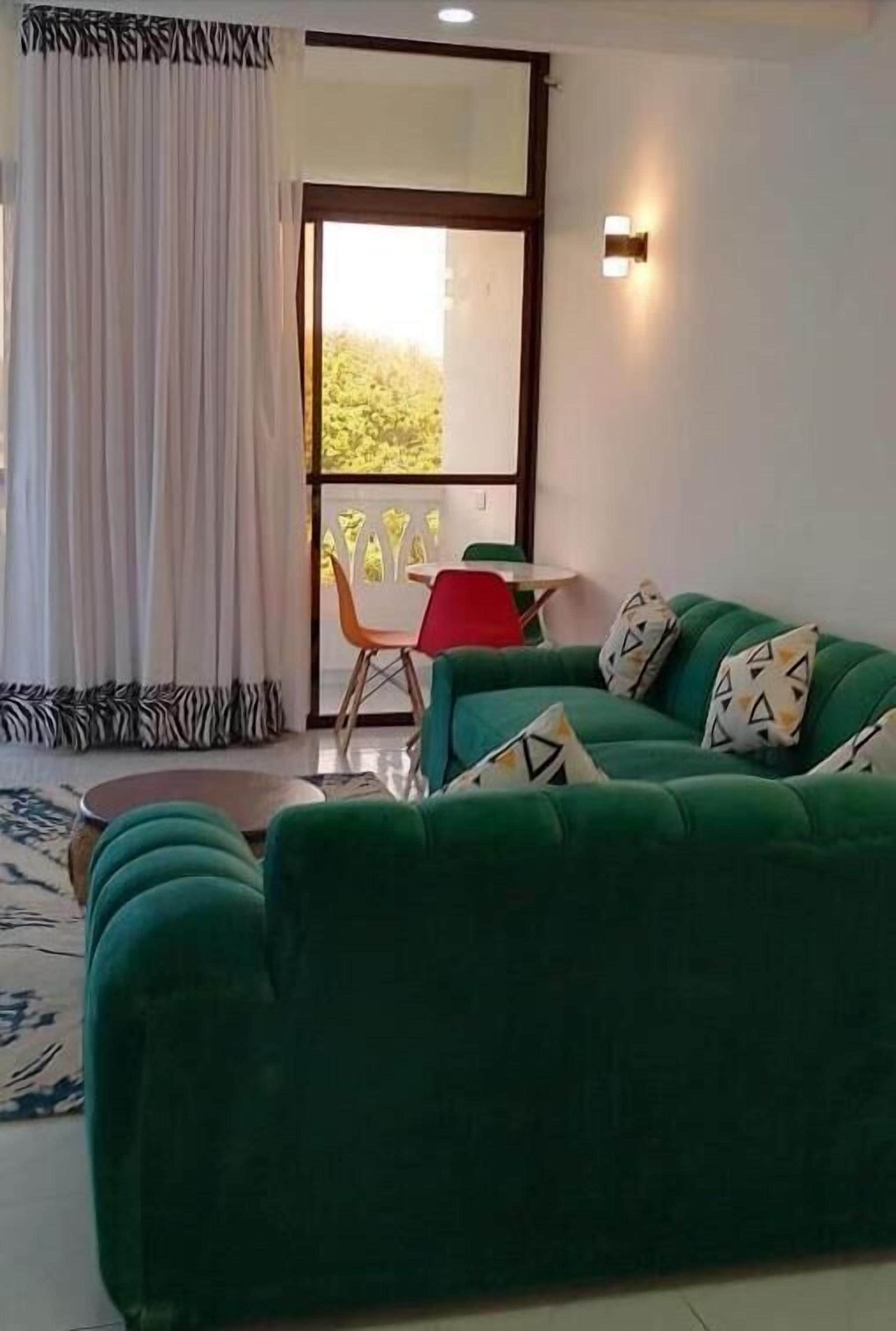 Departamento Confort, balcón, vista a la ciudad | Área de sala de estar | Smart TV de 32 pulgadas con canales digitales 