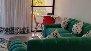 Departamento Confort, balcón, vista a la ciudad | Área de sala de estar | Smart TV de 32 pulgadas con canales digitales