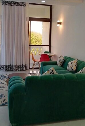 Comfort Apartment, Balcony, City View | Ruang tamu | 32 inci sebuah televisyen pintar dengan digital 