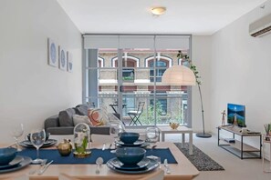 TV, offices - Stylish Studio Stay Steps from Darling Harbour (Sydney)