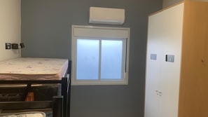 Edredón y caja de seguridad en la habitación 