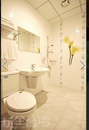 Classic Studio | Bathroom - Jiji Fuli Homestay (Nantou County)