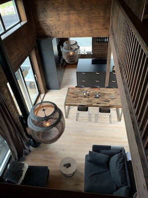 Un interior moderno estilo loft con comedor, cocina y zona de estar.