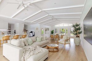 TV - Harvey House—Resort-Style Sanctuary in the Tropics (Redlynch)