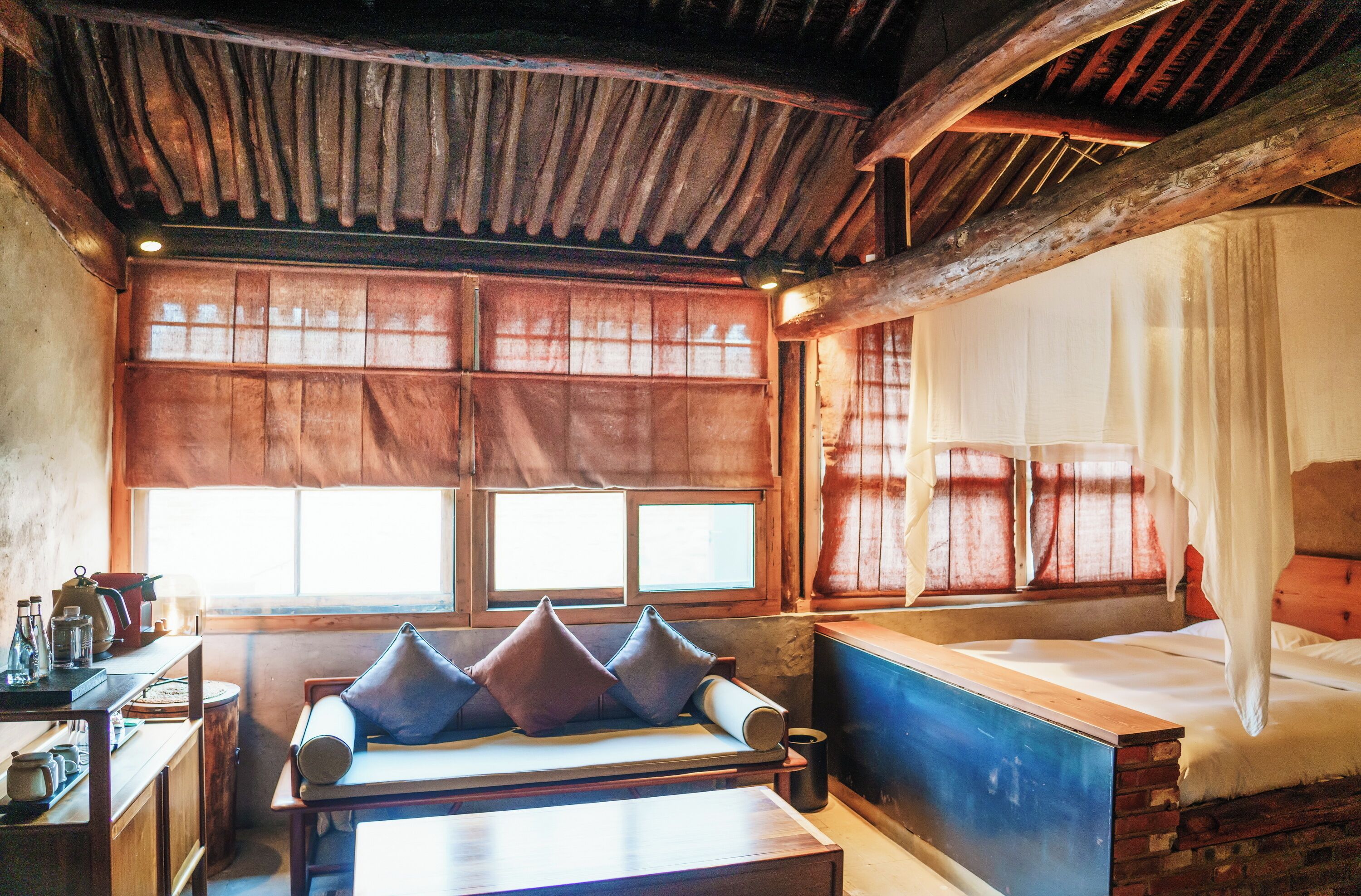 尊荣单人房, 1 张特大床, 一层 | 高档床上用品、熨斗/熨板、免费 WiFi、床单